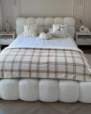 Vedeli by ste si predstaviť mať takúto posteľ vo vašej spálni? 🤍 Každé ráno sa prebúdzať v objatí pohodlia, dizajnu a...