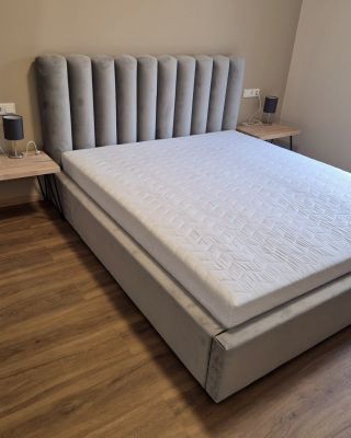 🛏️ Novinka v našej ponuke – čalúnená posteľ CASSANDRA! Na fotke vidíte elegantnú Cassandru v štandardnom vyhotovení, no...