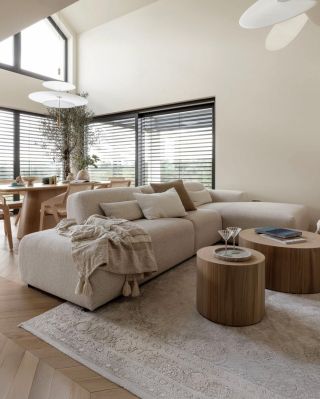 ✨ Minimalizmus, pohodlie a nadčasový dizajn v jednom. Modulárna sedačka SIENNA sa prispôsobí vášmu priestoru aj štýlu –...