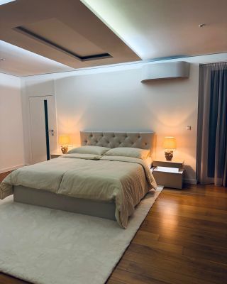 ✨ Moderná spálňa si zaslúži aj posteľ, ktorá zaujme na prvý pohľad – a presne taká je naša posteľ ELLIE v zamatovej látke...