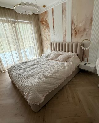 ✨ Splňte si sen o dokonalej spálni! Na fotke vidíte našu elegantnú posteľ WENDY v látke DREAM VELVET 202.04 (sk. 3) –...