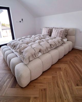 ✨ Keď sa komfort spojí s dizajnom… vznikne LUCY II. Naša najobľúbenejšia čalúnená posteľ, ktorá pôsobí ako nadýchaný oblak...